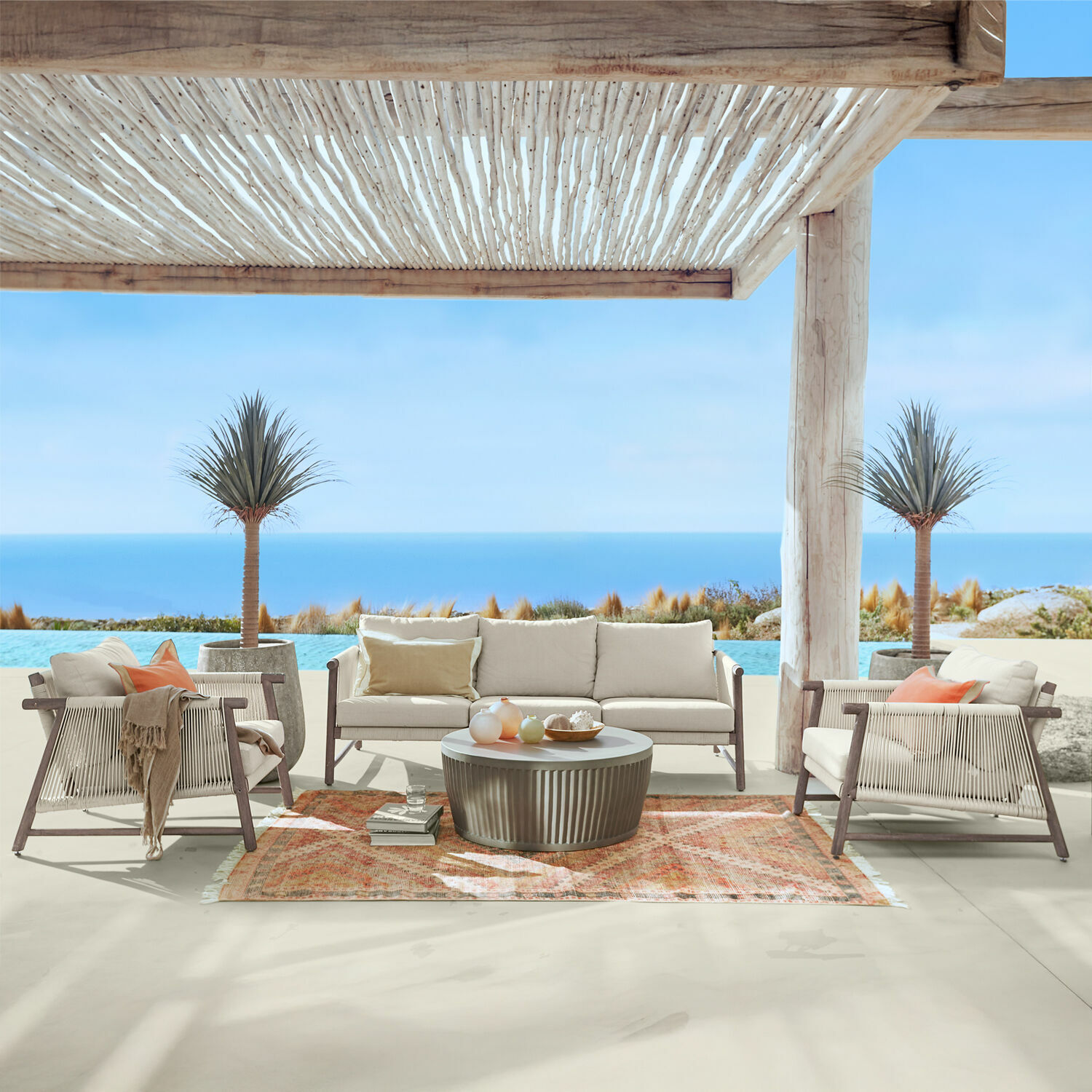 Sitzgruppe FSC®-100% Clarmontaine Outdoor-Möbelset mit beigen Polstern und Holzrahmen auf Terrasse mit Meerblick